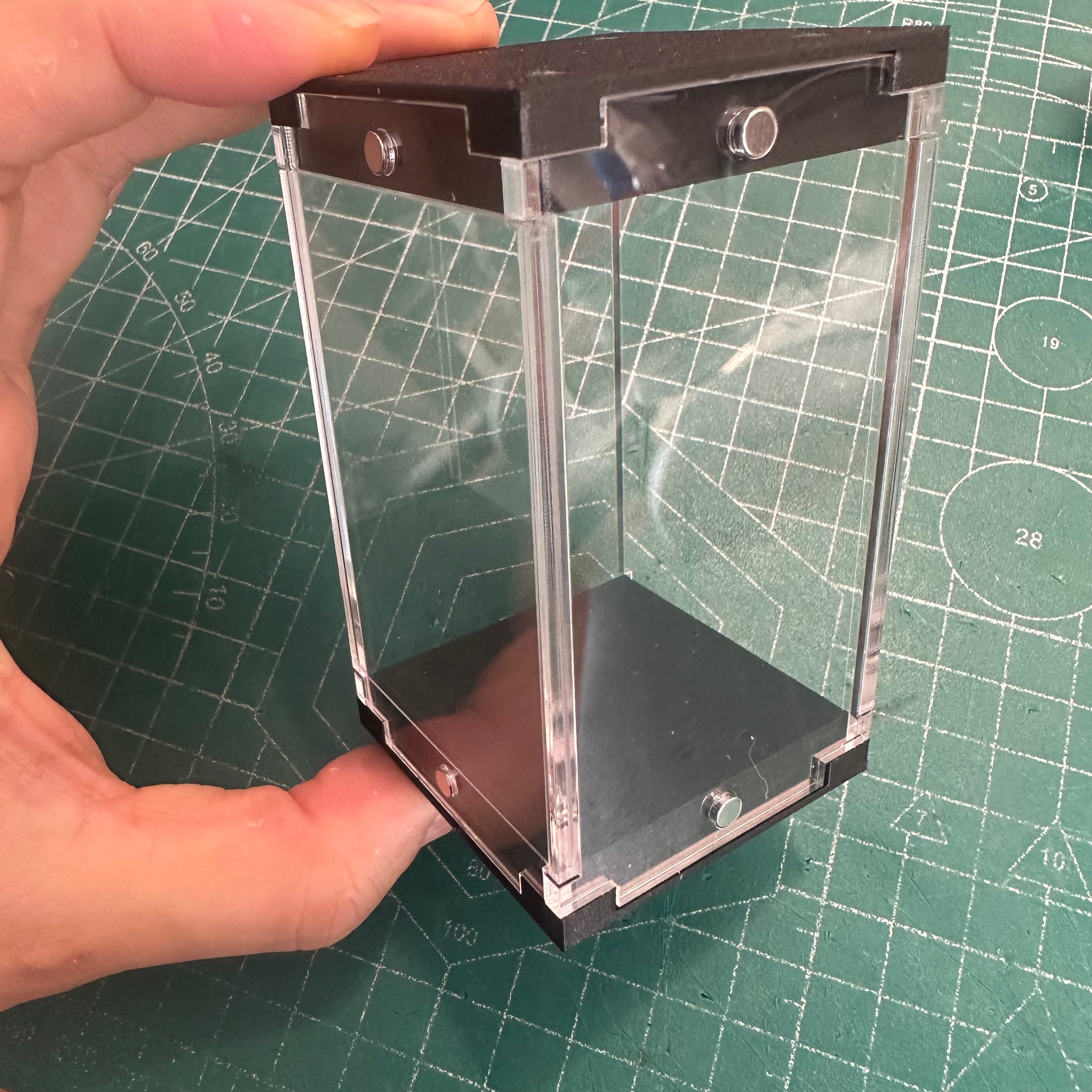 Miniature Acrylic Display Case - PETG Carbon Fiber Base | Wargame Base World - Wargame Base World