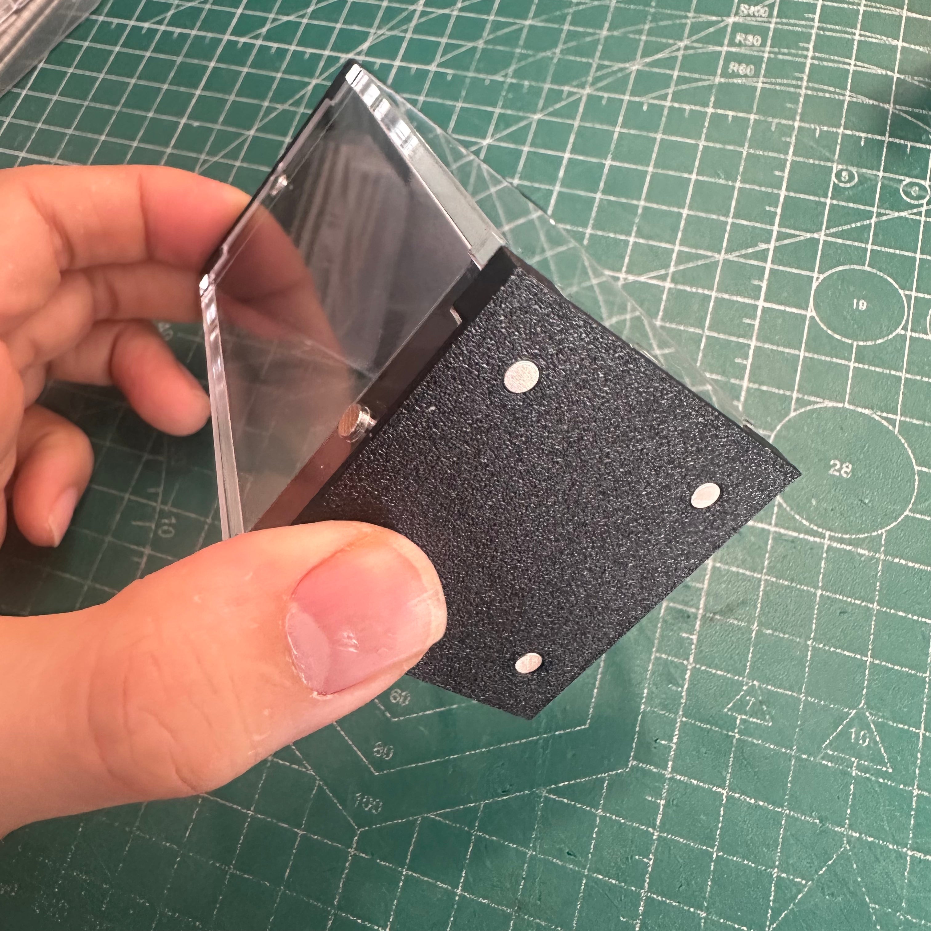 Miniature Acrylic Display Case - PETG Carbon Fiber Base | Wargame Base World - Wargame Base World