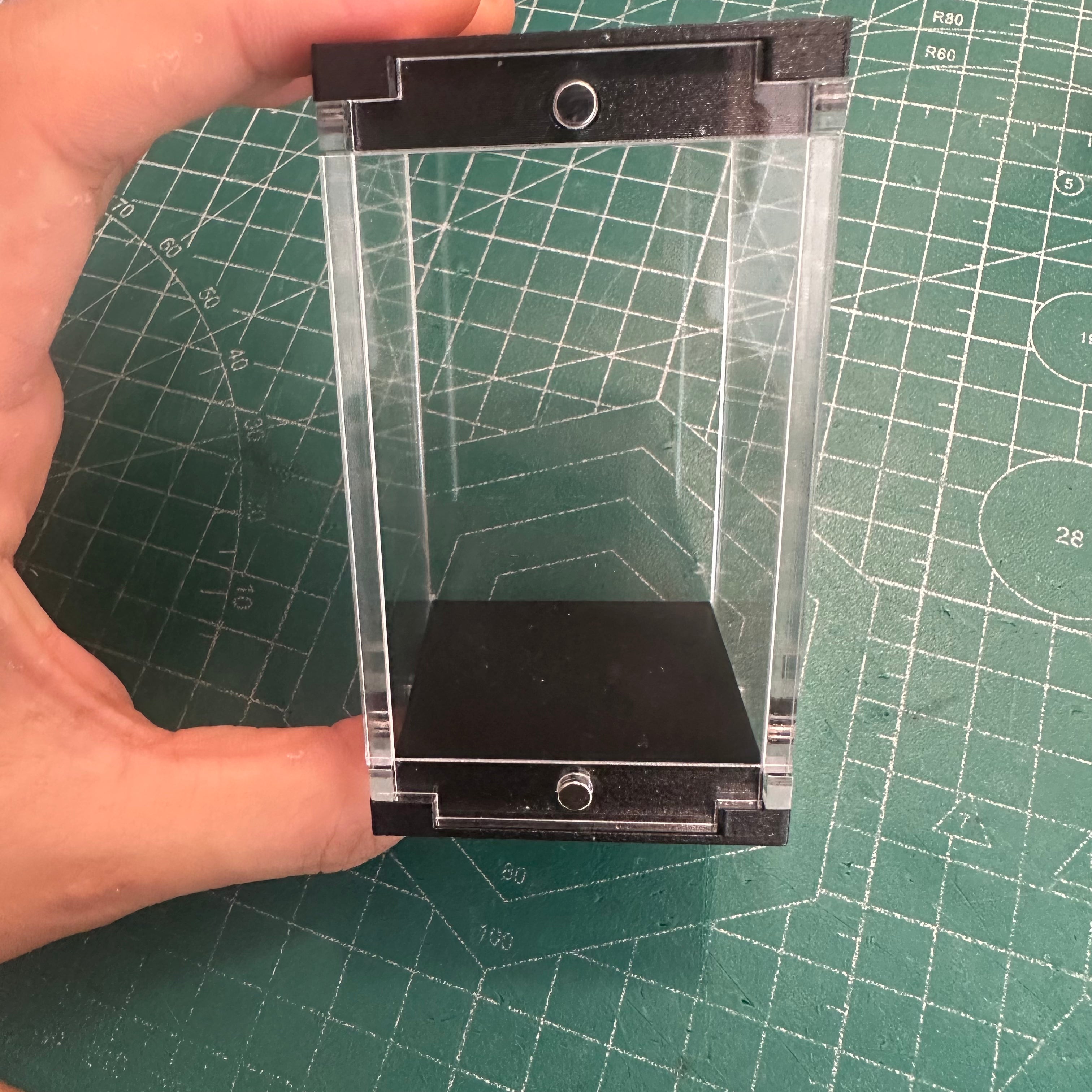Miniature Acrylic Display Case - PETG Carbon Fiber Base | Wargame Base World - Wargame Base World