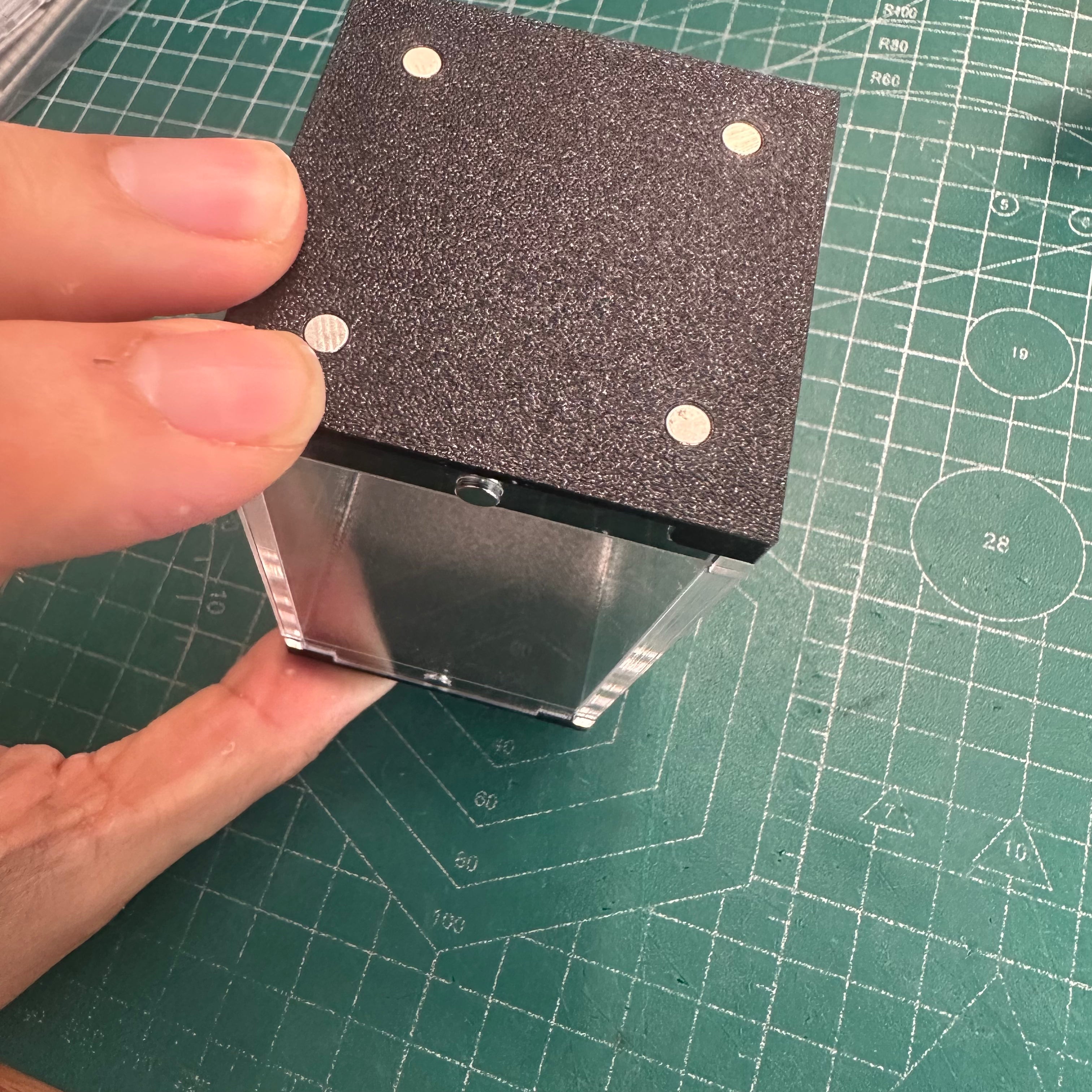 Miniature Acrylic Display Case - PETG Carbon Fiber Base | Wargame Base World - Wargame Base World